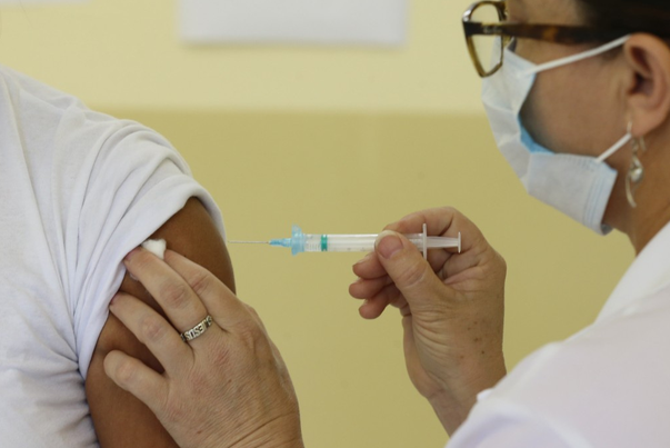 Para não perder doses, Mato Grosso do Sul amplia vacina da dengue para pessoas de 6 a 16 anos 