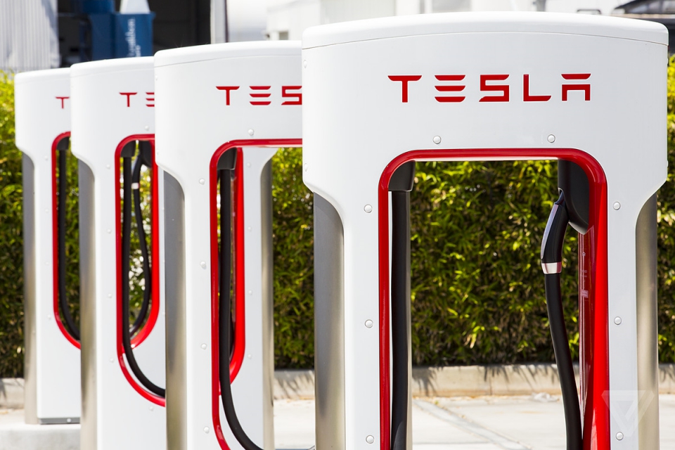 Novo carregador da Tesla promete 120 km de rodagem com 5 minutos de carga