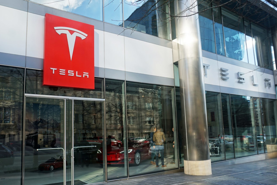 Tesla volta atrás em decisão de fechar lojas e anuncia aumento de preços
