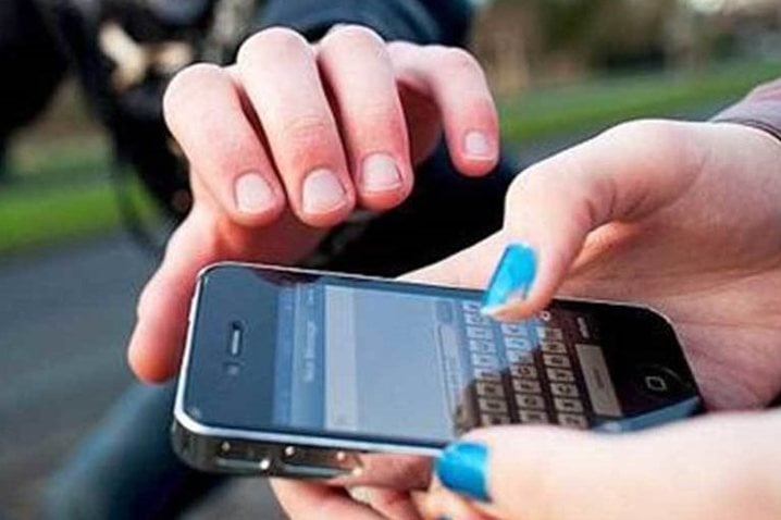 Mulher tem celular roubado em ponto de ônibus no Altos do Indaiá 