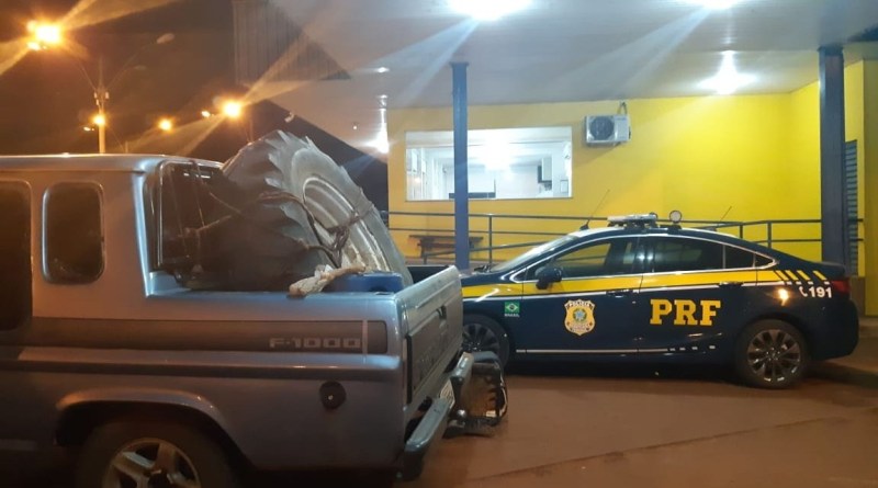 Homem abandona caminhonete com 500kg de maconha na 163