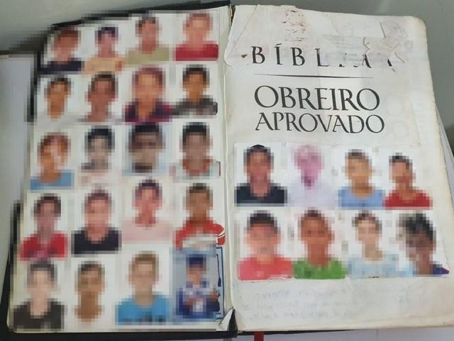 Suspeito de pedofilia guardava ‘Bíblia’ com fotos de crianças 