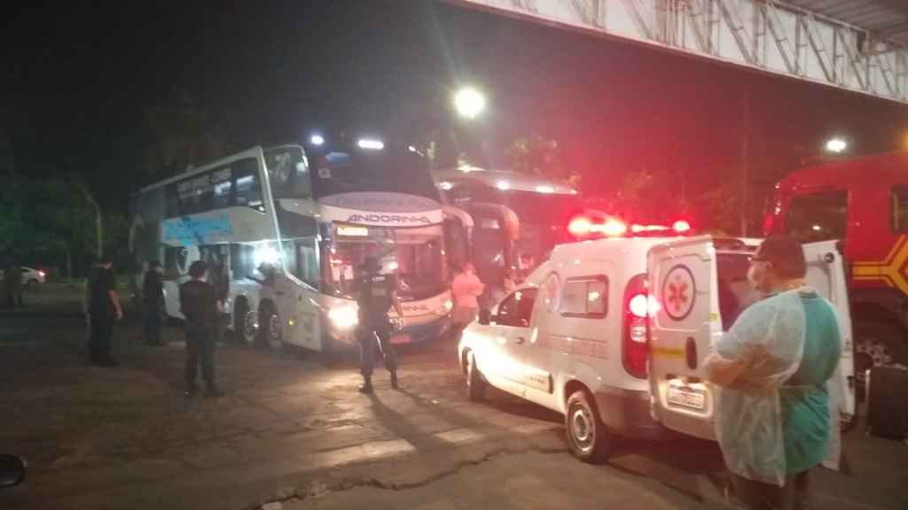 Policia detém ônibus no MS transportando passageira com suspeita do COVID-19