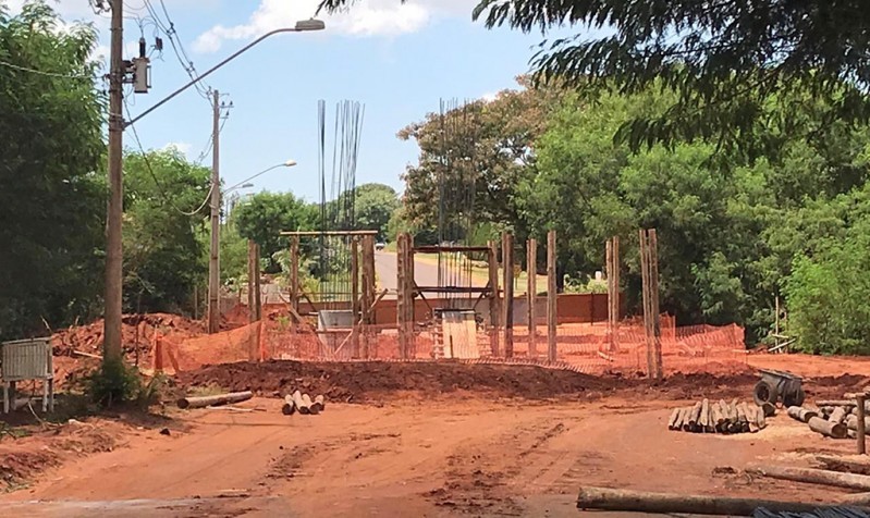 Naviraí - Ponte de concreto do córrego Cumandaí está sendo erguida na Weimar.