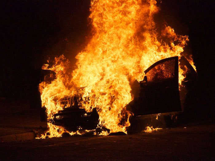 Bandidos roubaram carro e na fuga se envolveram em acidente. 