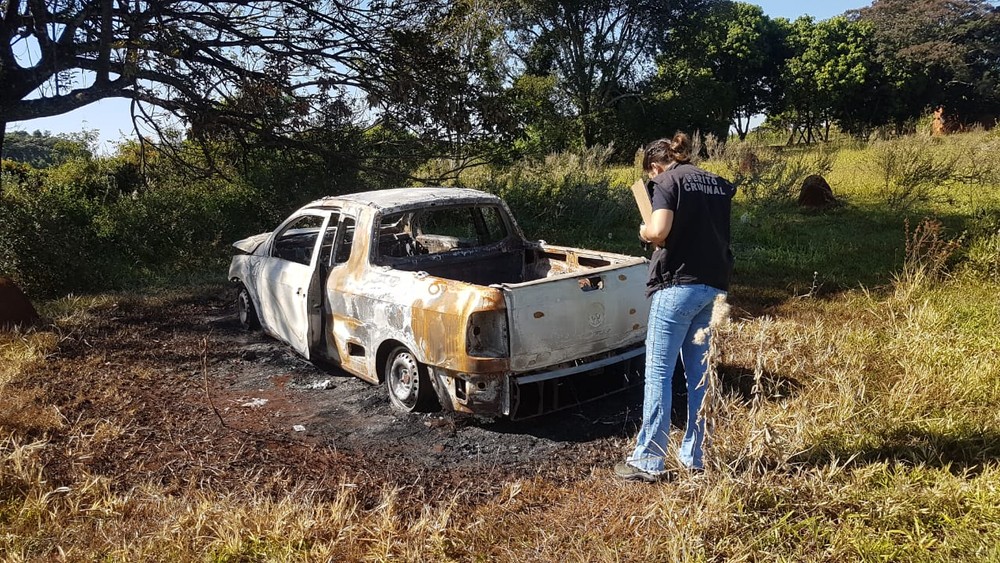 Carro de idoso que foi morto com 40 facadas é encontrado queimado em estrada de MS