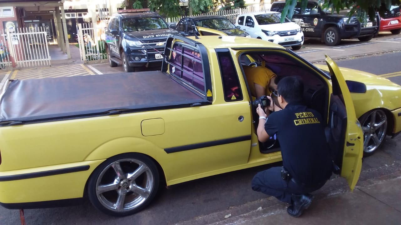 Carro é atingido por tiros em Dourados