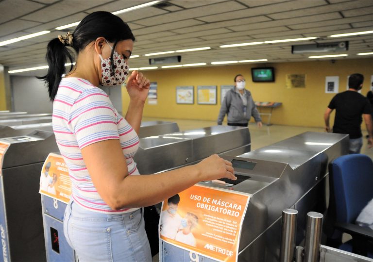 Projeto torna obrigatório uso de máscaras em locais públicos de todo o Brasil