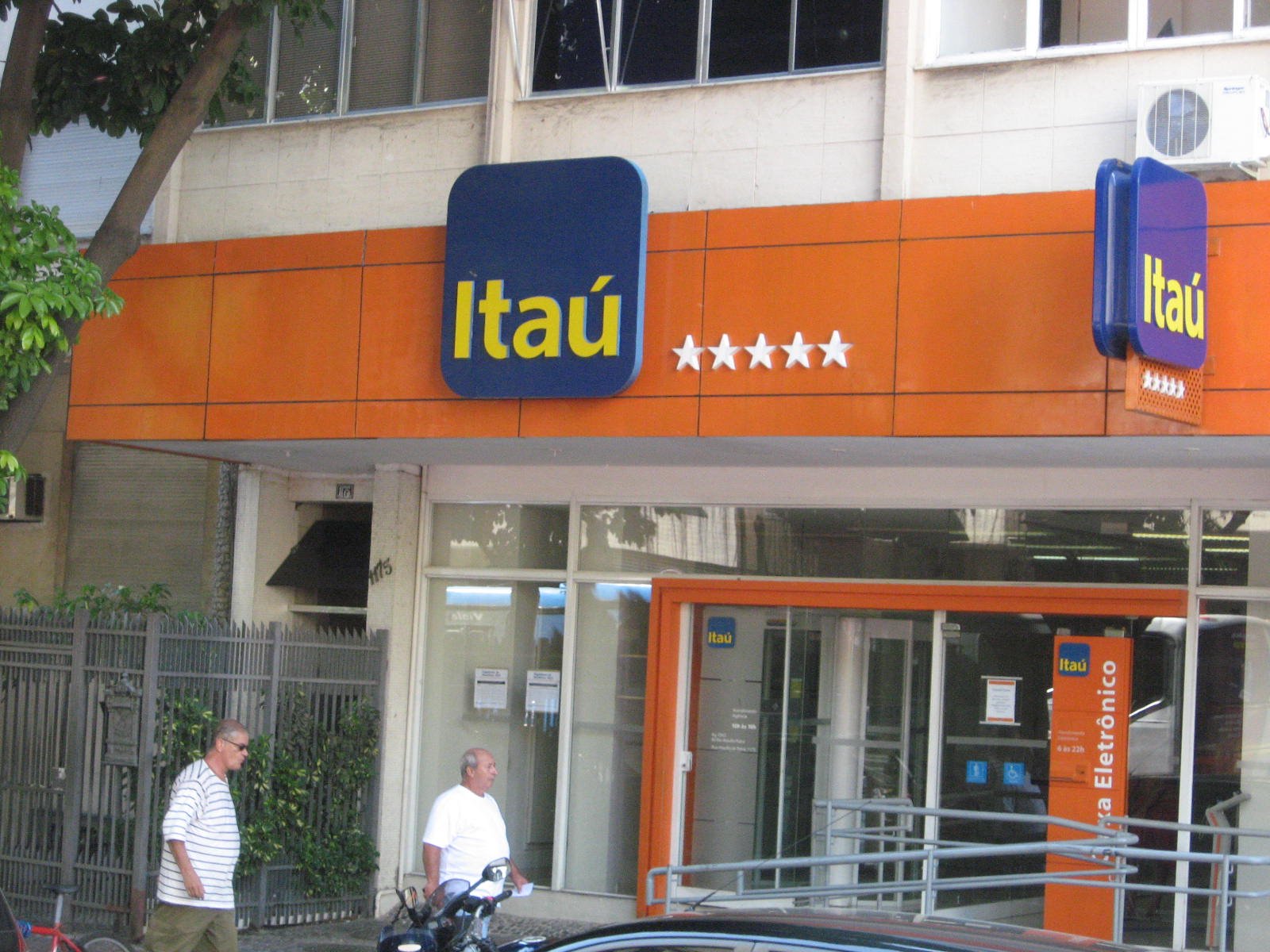 Itaú abre 400 vagas de emprego com oportunidades para efetivos, treinees e estagiários