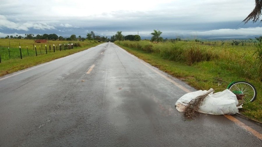 Motorista de caminhão passa por cima de ciclista 