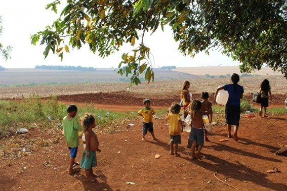 Indígenas de MS caminham até 2km em busca de água contaminada