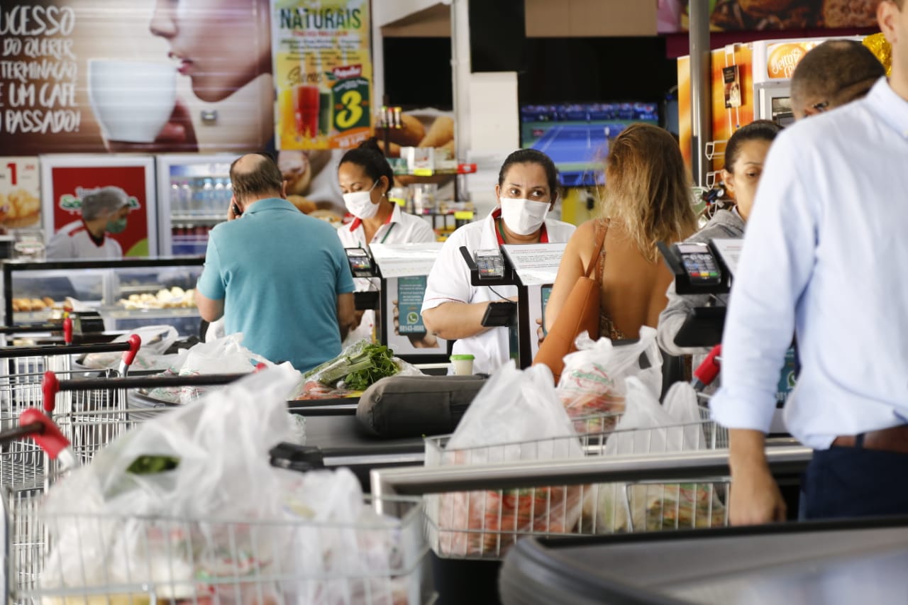 Em Campo Grande supermercados têm lotado