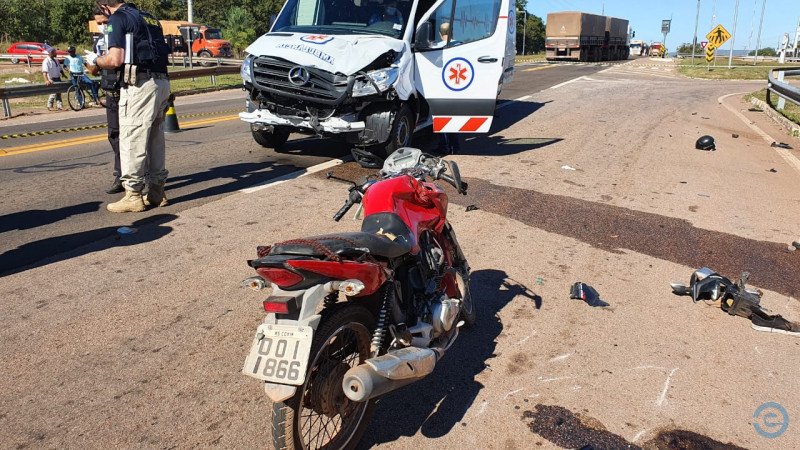 Idoso é atropelado por ambulância 