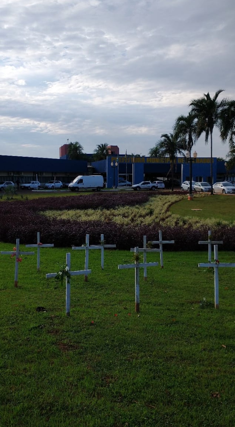 Grupo de voluntários colocou cruzes em frente à prefeitura de Dourados para homenagear as pessoas que morreram com a covid-19 