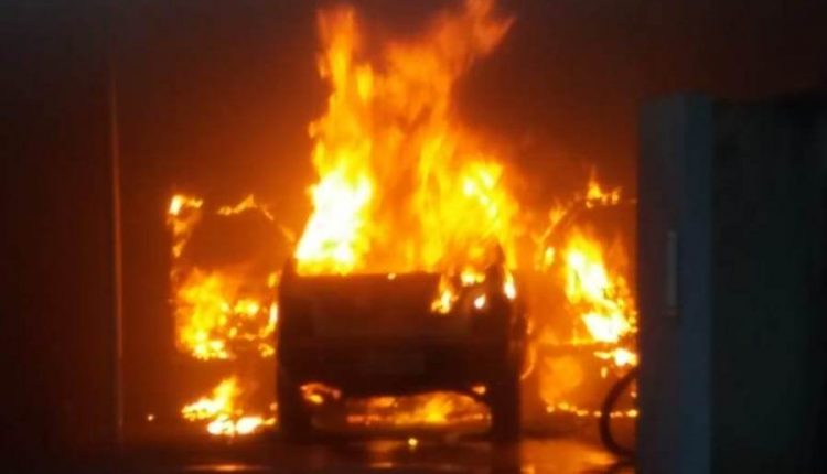 Mulher encontra seu carro em chamas 