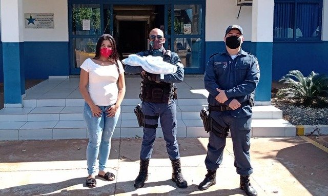 Policiais salvam criança de 14 dias