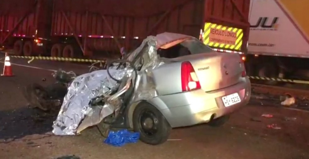 Acidente na BR 163, envolvendo carro e caminhão, causa morte de um casal.