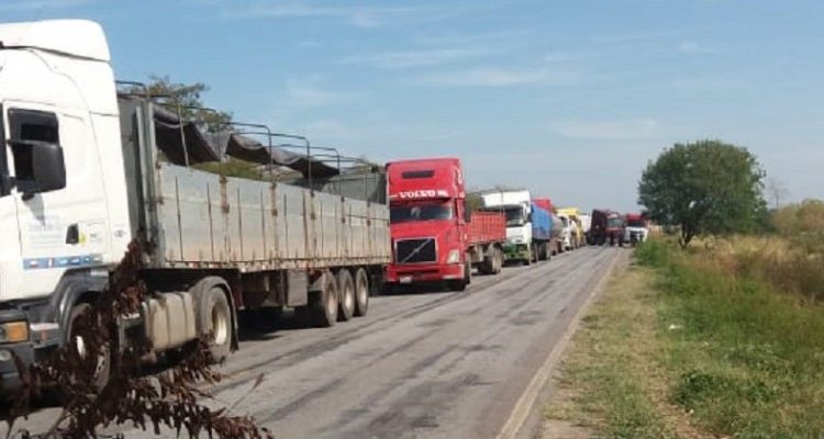 Fila de caminhões aumenta na fronteira de MS