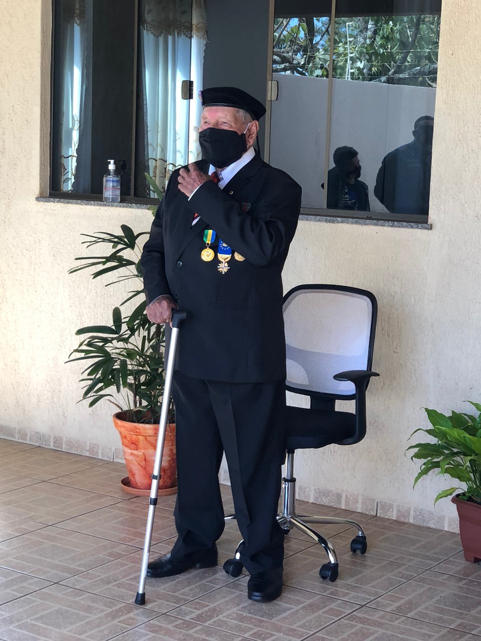 Depois de sobreviver a uma guerra mundial, veterano reclama da solidão do isolamento 