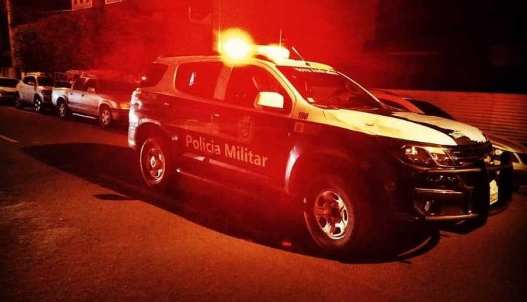 Defensor público é detido após ser flagrado dormindo bêbado no carro ligado 