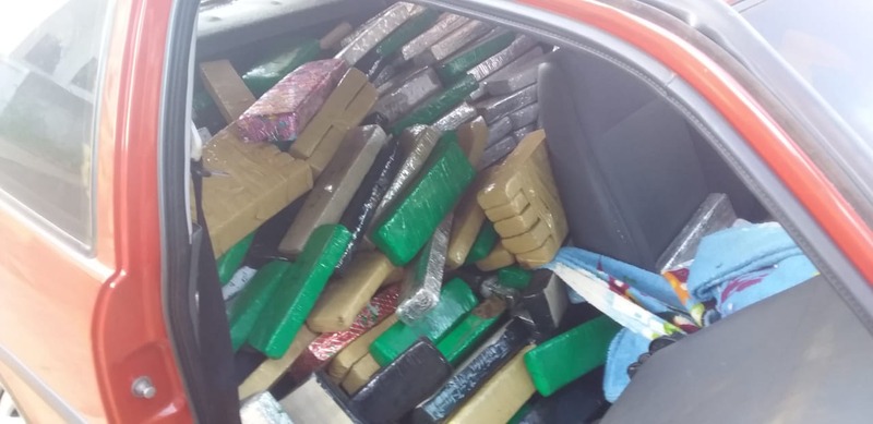 Em Dourados policiais encontram carro abandonado com 300 kg de maconha 