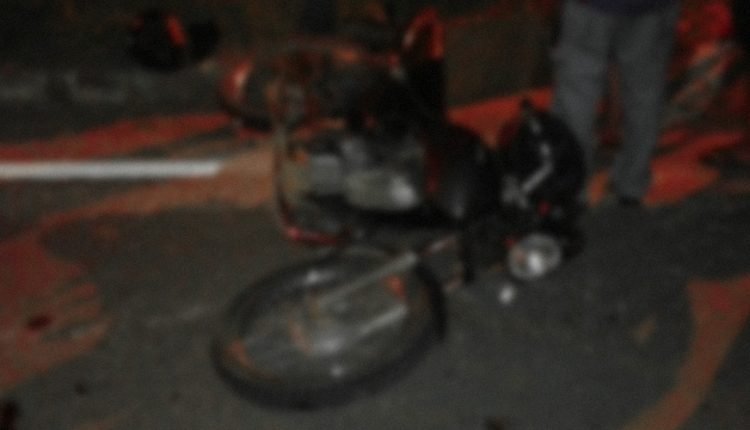 Motociclista morre ao bater em uma árvore 