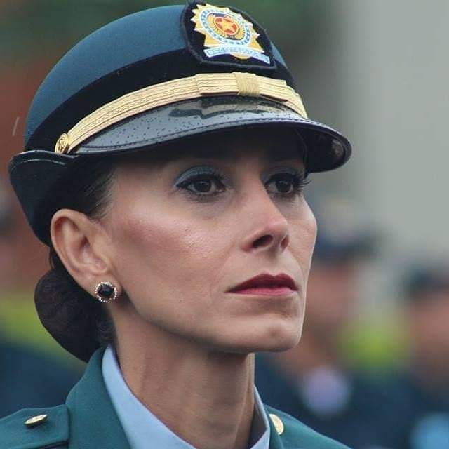 Quem é a mulher por trás desta farda?