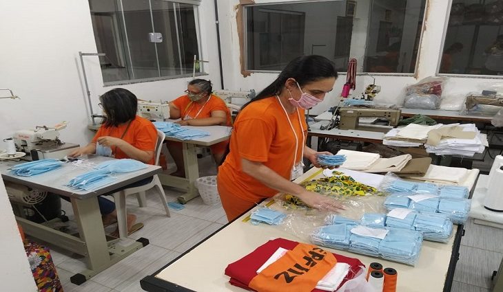 Presídio feminino da Capital trabalha na produção de máscaras para AACC