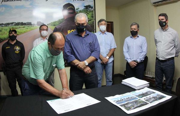 Em Dourados governador assina autorização para a construção do prédio do DOF