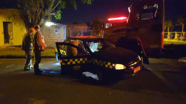 Motorista de caminhão se envolve em acidente de trânsito com um táxi