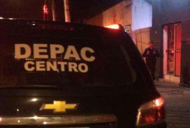 Mulher é agredida e ameaça de morte na casa da amiga 