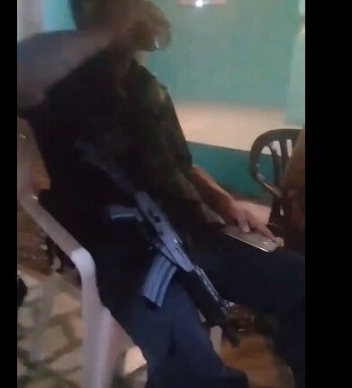 No Paraguai policiais confraternizam com presos 