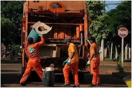 Motorista embriagado quase atropela funcionários da coleta de lixo