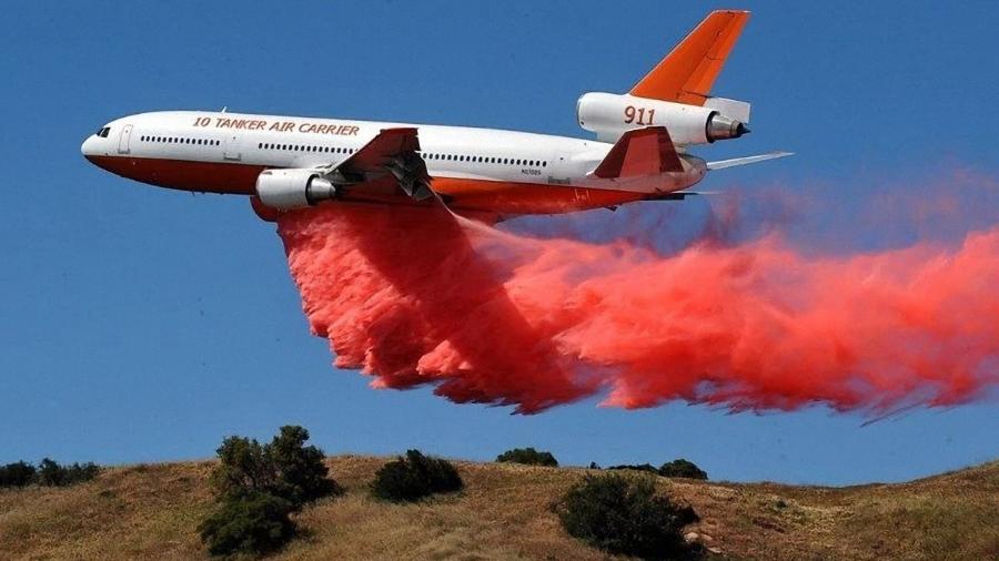 Aviões comerciais aposentados voltam a sobrevoar para combater o fogo 
