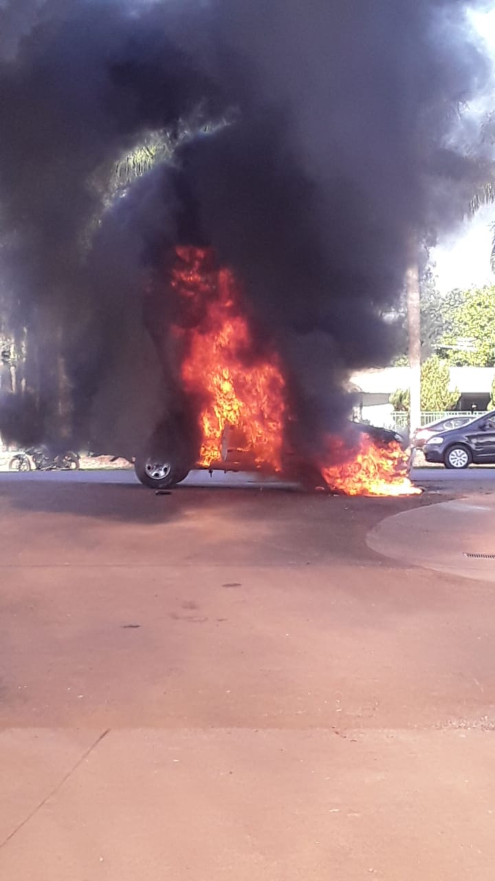 Em Dourados uma caminhonete pega fogo 