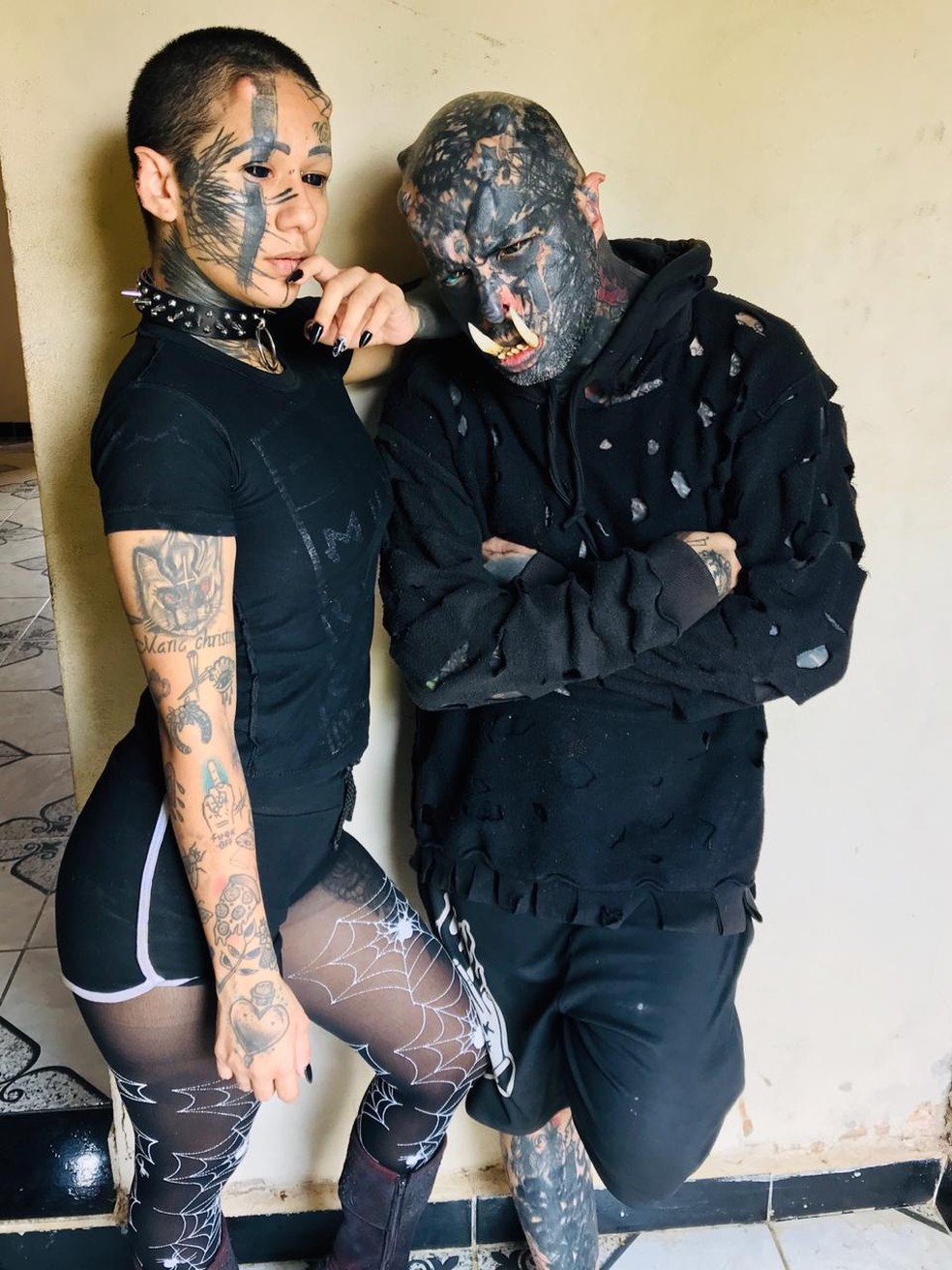 Tatuador vira 'Orc' e se casa com a 'mulher morcego'