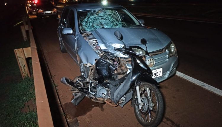 Mulher de moto morre após ser atingida por um veículo