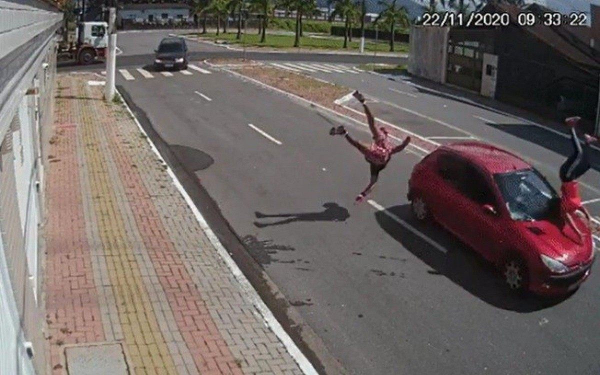 Casal é atropelado por carro 