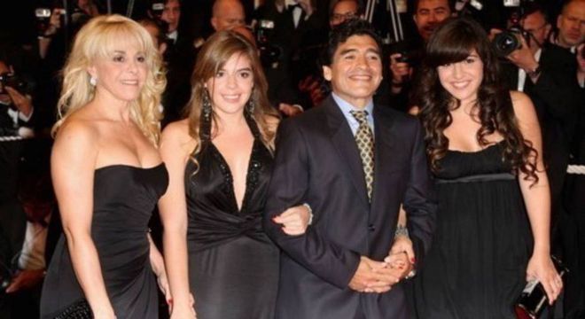 Familiares começam a brigar pela herança do craque Maradona 