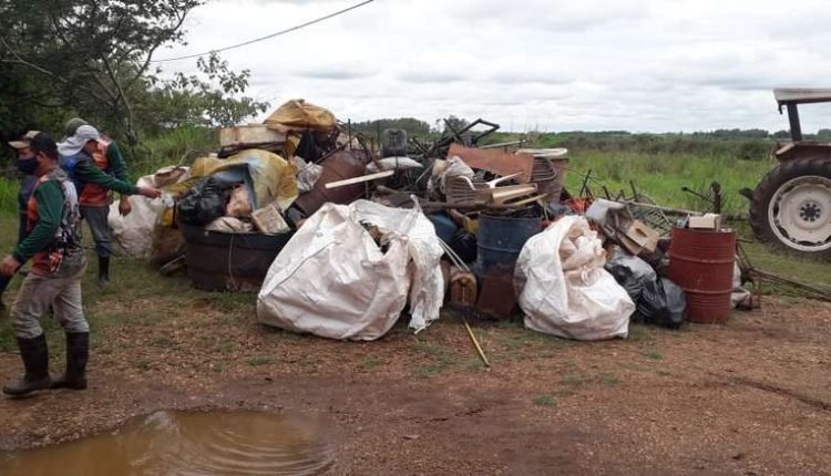 Voluntários retiraram diversos lixos do Rio Dourados 