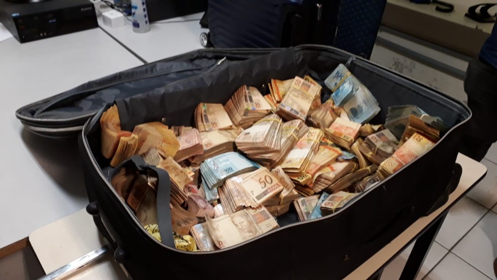 Policial é pego com mais de R$ 500 mil dentro do carro em SP