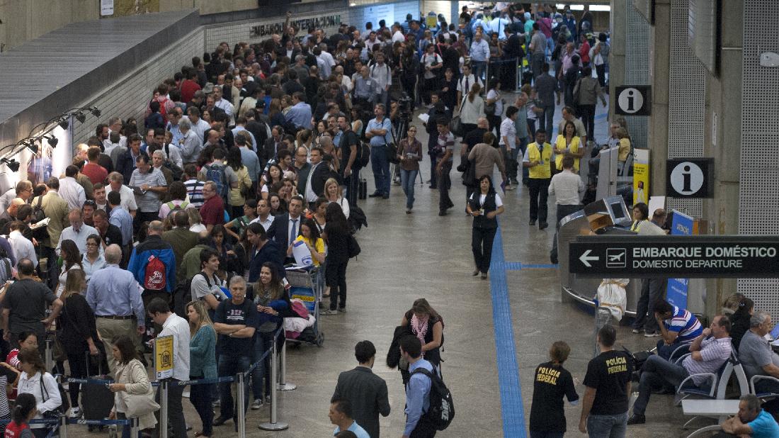 Passageiros fazem aglomerações em aeroportos para viagens de final de ano 