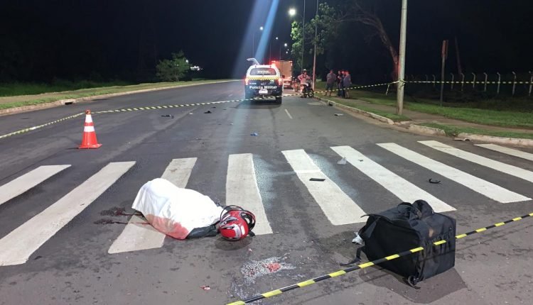 Motociclista é atingido por caminhão e morre 