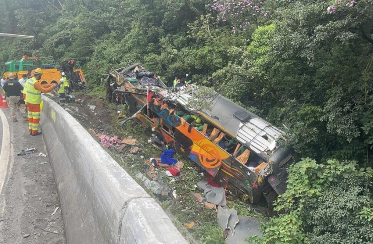 Ônibus que saiu do Pará tomba na BR-376
