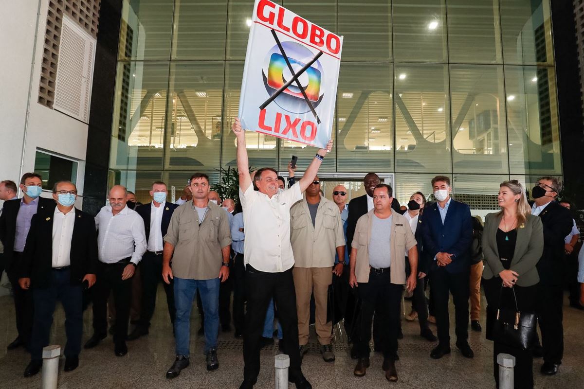 Em aeroporto Bolsonaro mostra cartaz escrito 'Globo lixo' 