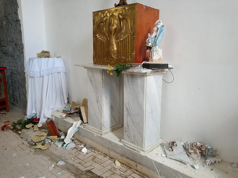 Na Bahia homem entra em igreja e destrói imagens sagradas 