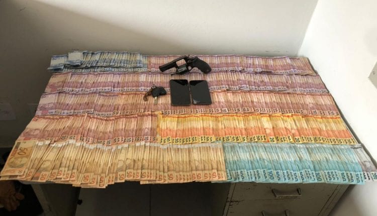 Bandidos furtam dinheiro e arma de idoso em MS e foram presos em SP
