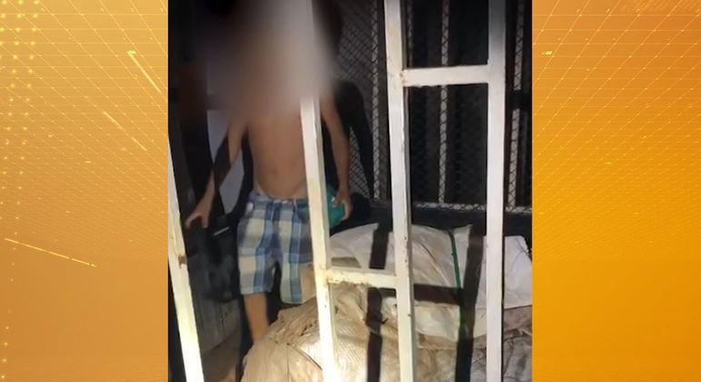 Pai prende menino em uma 'jaula' e os policiais resgatam a criança 