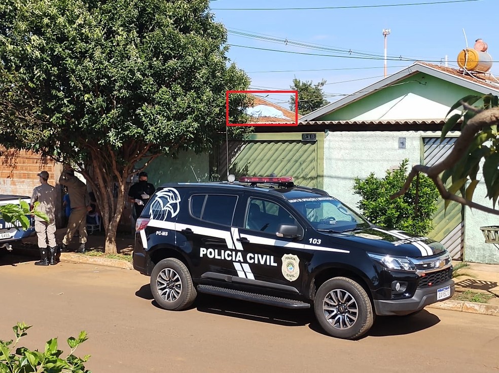Em cidade de MS corpo de homem é encontrado no telhado
