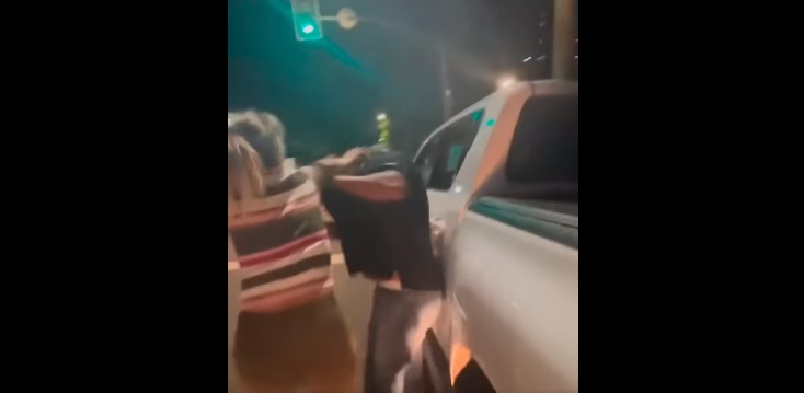 VÍDEO: Mulher agride homem em conveniência na Capital 